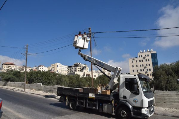 طواقم بلدية البيرة تعمل على تغيير كشافات الصوديوم إلى كشافات ليد الموفرة للطاقة.