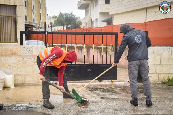 طواقم بلدية البيرة تعمل على تنظيف العبارات ومصارف مياه الامطار ومحيطها