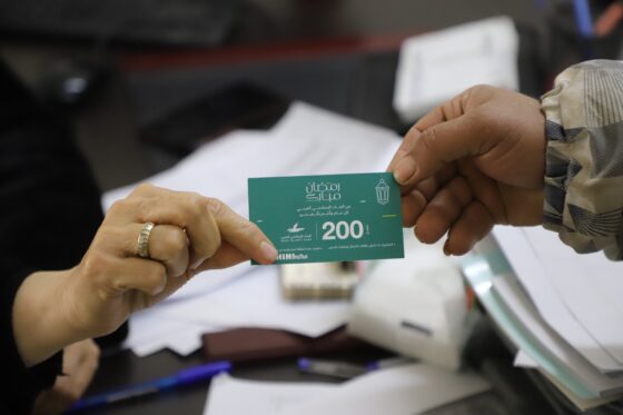 بلدية البيرة والبنك الإسلامي العربي يوزعان كوبونات شرائية على عائلات متعففة خلال شهر رمضان