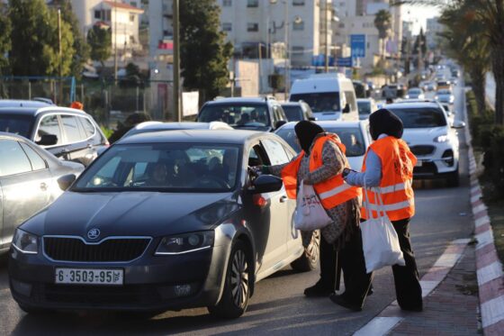 بلدية البيرة توزع الماء والتمر على الصائمين عند المدخل الشمالي قبيل أذان المغرب