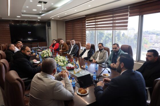 رئيس بلدية البيرة يطلع ممثلي عمارة المالكي على مخططات إعادة الإعمار