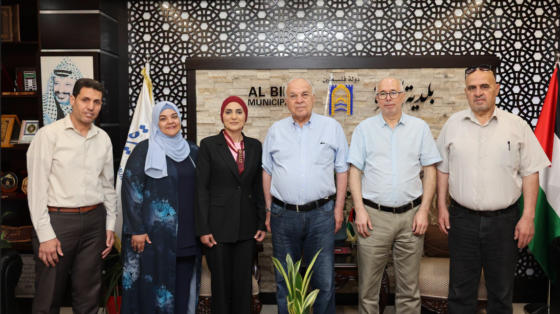 رئيس بلدية البيرة يطلع على مخرجات المرحلة الأولى من مشروع أرشيف مدينة البيرة