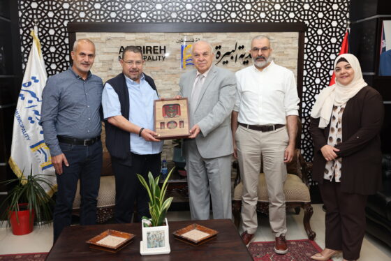 رئيس بلدية البيرة يستقبل وفداً من شركة مدى العرب لبحث آفاق التعاون