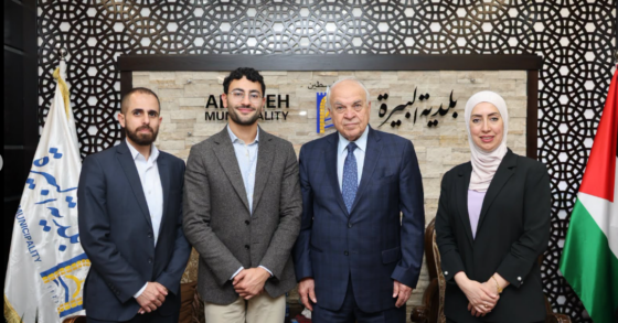 بلدية البيرة توقع اتفاقية لتوريد وشراء ثلاث سيارات كهربائية