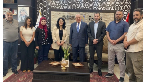 رئيس بلدية البيرة يبحث مع وفد من وكالة الغوث قضايا مخيم الأمعري وإدارة النفايات