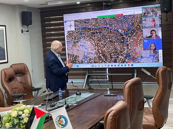 رئيس بلدية البيرة يبحث مع المستشار الخاص الأميركي لمنظمة «حقوق الإنسان أولًا» تداعيات مصادرة أراضي المدينة